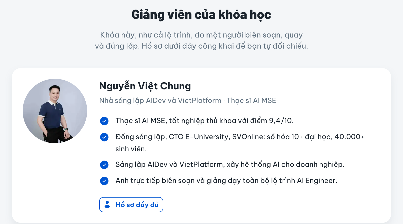 Khối giảng viên trên trang khóa Python từ số 0: Nguyễn Việt Chung, thạc sĩ AI thủ khoa 9,4/10, đồng sáng lập và CTO E-University, sáng lập AIDev, trực tiếp giảng dạy toàn bộ lộ trình AI Engineer